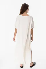 Vestido estilo remerón de corte holgado y largo midi, confeccionado en tejido liviano y suave. Presenta cuello redondo, mangas cortas y tajos laterales en el ruedo.