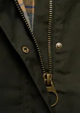 Parka verde militar con cuello camisero de pana negra, cierre frontal de cremallera y botones a presión, bolsillos frontales con solapa y forro interior.