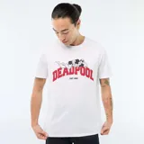 Remera blanca de manga corta y cuello redondo con estampa frontal de Deadpool y el texto 'Deadpool EST 1991'.