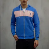 Campera con capucha azul con franja horizontal rosa en la parte superior del pecho y logo bordado en azul.