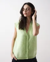 Chaleco verde claro de cashmere cepillada, con cuello en V, corte recto, sin mangas y cierre frontal con botones de corozo.