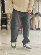 Pantalón cargo de jean gris con efecto acid wash, corte holgado, bolsillos laterales en las piernas y costuras reforzadas.