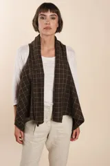 Chaleco marrón con solapas color crema y terminación en crochet.