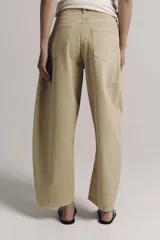Jeans balloon leg de tiro medio y longitud al tobillo, con efecto lavado, cintura con trabillas, cinco bolsillos y cierre frontal con cremallera y botón.