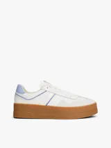 Zapatillas de corte bajo inspiradas en el baloncesto, con exterior de piel blanca, detalles en azul claro y suela de plataforma color caramelo. Presentan paneles de texturas a contraste y logo de la marca en el lateral.
