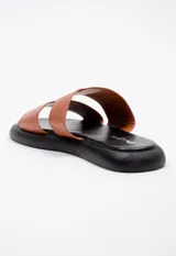 Sandalia color marrón claro de símil cuero con doble cinta ancha y plataforma de 2 cm.