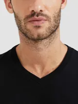 Camiseta de manga corta con cuello en V, color blanco, confeccionada en tejido flamé.