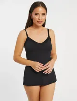 Musculosa íntima de microfibra color blanco, con escote en V y detalle de malla en los bordes. Cuenta con tirantes regulables y diseño antiestático.