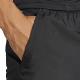 Short de running Adidas Run It, color negro, con cintura elástica y cordón ajustable. Presenta calzoncillo interior de malla y detalles reflectantes.