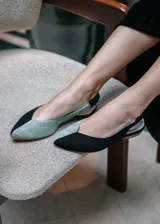 Ballerinas destalonadas color negro, confeccionadas en gamuza con suela de cuero y tira elástica fruncida en el talón.