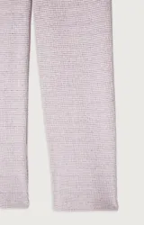 Pantalón de jogging lila con textura de tejido de punto, corte recto y tiro alto.