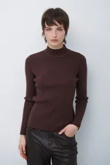 Polera de tejido morley color marrón, con cuello alto y mangas largas, de calce ajustado al cuerpo.