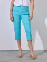 Pantalón capri de gabardina elastizada color celeste, con bolsillos simulados delanteros y bolsillos aplicados traseros. Tiene pretina ancha, corte recto y detalle calado en el ruedo.