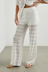Pantalón blanco de tiro alto y pierna ancha con cintura fruncida con cordón, diseño de rejilla de puntada abierta y forro corto.