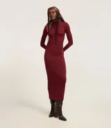 Vestido midi color bordó, de microfibra ligera, con cuello alto fruncido, manga larga, hombreras y detalle fruncido lateral.