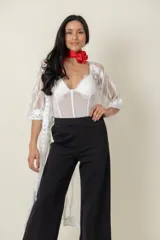 Body entero blanco de tul elastizado combinado con encaje.