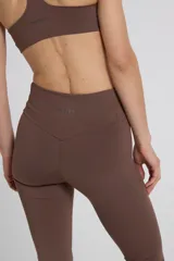 Calza larga marrón acampanada, de tiro alto y cintura con doble tela.