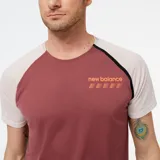 Remera deportiva New Balance color beige con mangas cortas y detalles en negro en el cuello.