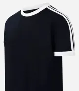 Remera de corte clásico color blanco con cuello redondo y mangas cortas con ribete azul marino.