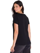 Remera negra de cuello en V con manga corta y estampa metalizada de la marca en el pecho.