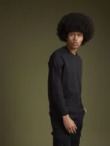 Remera negra de manga larga con cuello redondo.