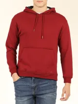 Sweater deportivo con capucha y cordones ajustables, bolsillo canguro frontal. Color verde oliva jaspeado.