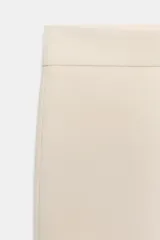 Pantalón de tiro alto con corte recto y cierre frontal con cremallera y gancho metálico.