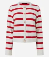 Cardigan de punto con diseño rayado horizontal en color blanco y rojo. Presenta escote redondo, manga larga, cierre frontal con botones dorados y bolsillos delanteros discretos. Posee una caída estructurada y acabado sofisticado.