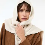 Bufanda de punto acanalado color beige con capucha integrada, diseñada para cubrir la cabeza y el cuello.