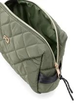 Neceser color beige con diseño acolchado en forma de rombos, cierre de nylon, manija de mano en cinta textil y logo metálico de la marca.