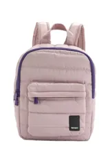 Mochila pequeña acolchada color rosa con detalles en morado, cierre principal con doble cremallera, bolsillo frontal con cremallera, bolsillo interno con cierre y red, correas ajustables y logo de la marca en la parte inferior.