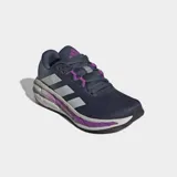 Championes de running Adidas Questar 3, color azul oscuro con detalles en gris claro y morado. Presentan exterior de malla transpirable, tres franjas blancas características de Adidas y mediasuela con tecnología Bounce 2.0.
