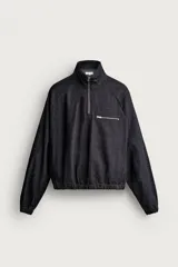 Sudadera de corte relajado confeccionada en denim de algodón con efecto lavado. Presenta cuello subido con cierre frontal de cremallera, manga larga con puños elásticos y bajo elástico. Incluye un bolsillo con cierre de cremallera en el pecho.