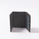 Billetera pequeña verde militar de cuero sintético, de diseño rectangular con solapa frontal y ribete metalizado.