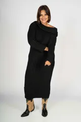 Vestido largo de punto acanalado color negro, con escote barco y mangas largas.