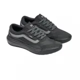 Championes Vans modelo UltraRange 2.0, color negro con detalles en gris. Diseño de perfil bajo con capellada de malla transpirable y refuerzos sintéticos, entresuela acolchada y suela de goma resistente.
