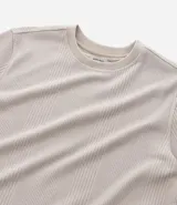 Remera color arena de corte regular, cuello redondo y manga corta. Tejido con textura vertical.