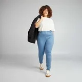 Jegging de denim celeste con cintura elastizada y corte ajustado.