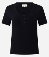 Blusa de pijama marca Lov, confeccionada en tejido rib acanalado. Presenta un diseño regular con cuello redondo, cierre frontal parcial con botones y mangas cortas.