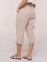 Pantalón capri de algodón a rayas verticales en tonos azul, celeste y blanco, con cintura elastizada, cordón de ajuste frontal y bolsillos aplicados.