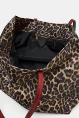 Bolso tipo shopper con estampado animal print de leopardo, con asas largas de hombro en color negro, bolsillo interior con cierre y cierre superior mediante imán.