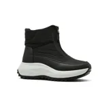 Bota tipo botineta con diseño acolchado en la parte superior y cierre frontal. Presenta una suela de plataforma blanca con base dentada y cuerpo en tono beige.