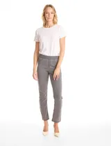 Jegging de tiro medio-alto en color gris, confeccionado en tejido de algodón elástico. Presenta cintura elástica ancha, bolsillos delanteros simulados y bolsillos traseros aplicados, con pierna entallada y terminación bootcut.