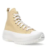 Championes de caña alta color beige, con cordones blancos y suela de goma blanca con plataforma dentada.