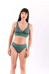 Conjunto de bikini azul con elástico debajo del busto y en la cintura, con detalles de rayas horizontales en tonos naranja, blanco y azul.