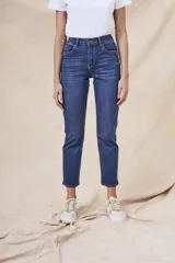 Pantalón de jean azul de corte recto, tiro alto y largo hasta el tobillo.