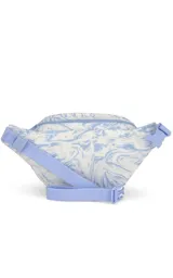 Riñonera negra de la marca JanSport, modelo Fifth Avenue, con parche frontal de la marca y cierres metálicos.