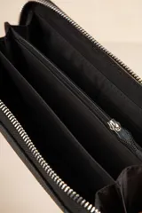 Billetera negra con cierre de cremallera, tres compartimentos internos, monedero y bolsillo externo.