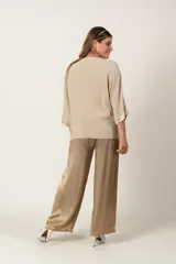 Túnica color naranja con cuello en V, mangas 3/4 y lazo para atar en la parte delantera.