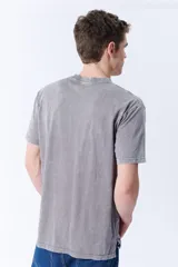Remera de manga corta color gris oscuro con efecto lavado.